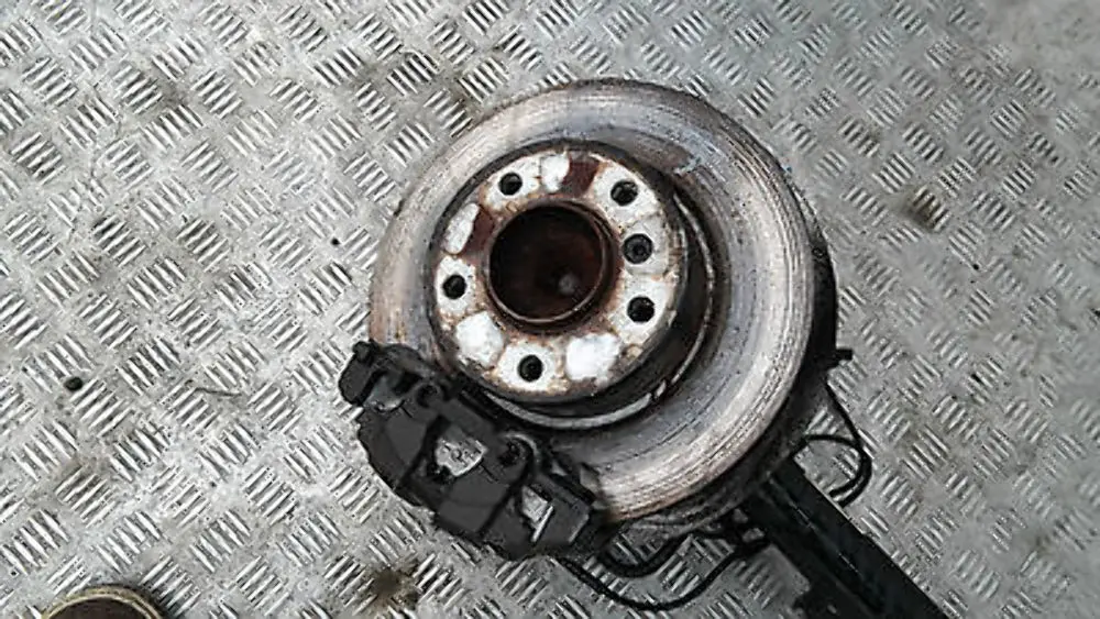 BMW 1 E87 120i N46 LEFT FRONT SPRING STRUT LEG SUSPENSION BRAKE CALLIPER N/S - SKU 6768919 - Part number 6768919