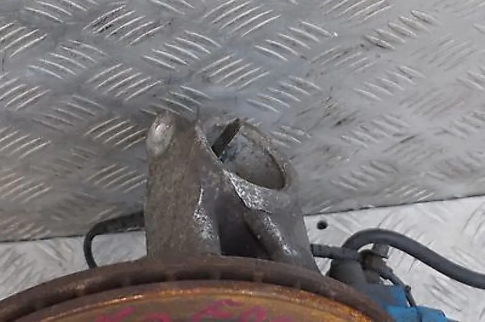 N52 Front Left N/S Suspension Leg Brake Disc Hub Caliper to BMW 3 Series E90 325i with Part number 6769091 BMW 3 Series E90 325i N52 Front Left N/S Suspension Leg Brake Disc Hub Caliper - SKU 6769091-1 - Part number 6769091