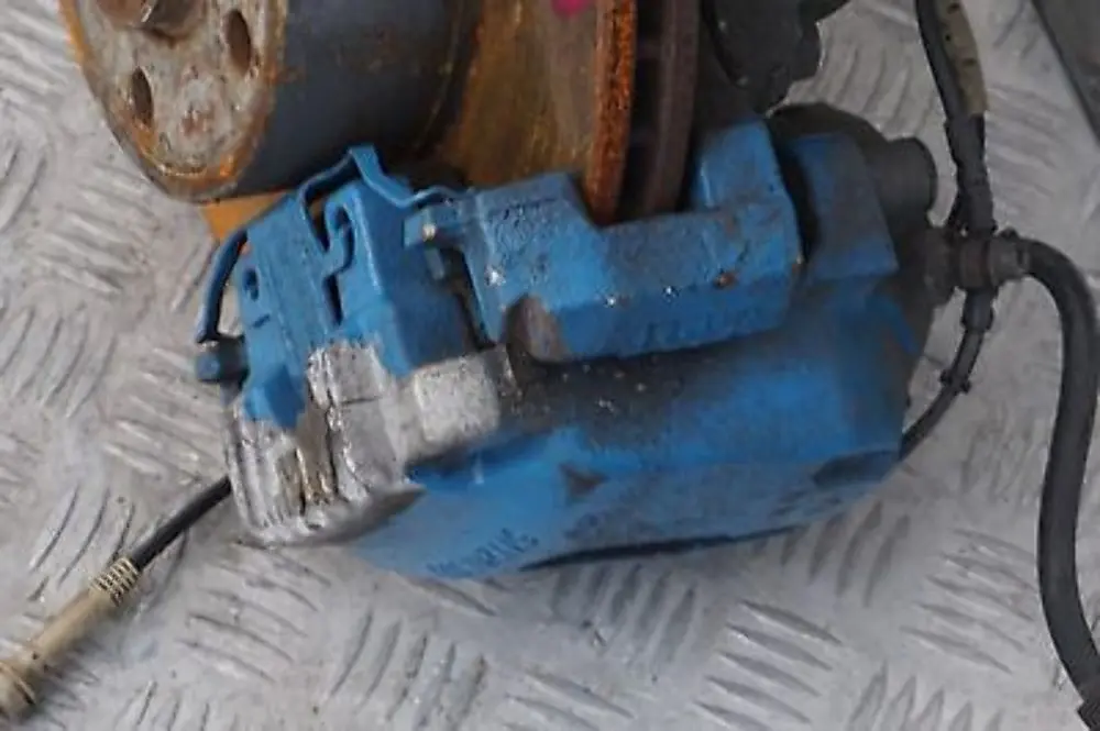 N52 Front Left N/S Suspension Leg Brake Disc Hub Caliper to BMW 3 Series E90 325i with Part number 6769091 BMW 3 Series E90 325i N52 Front Left N/S Suspension Leg Brake Disc Hub Caliper - SKU 6769091-1 - Part number 6769091