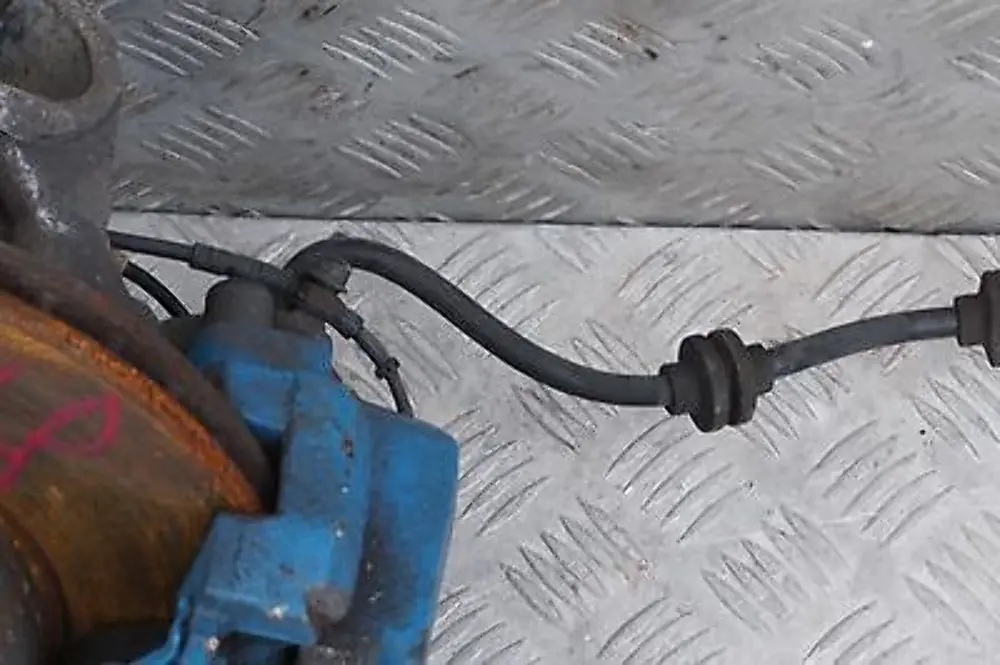 N52 Front Left N/S Suspension Leg Brake Disc Hub Caliper to BMW 3 Series E90 325i with Part number 6769091 BMW 3 Series E90 325i N52 Front Left N/S Suspension Leg Brake Disc Hub Caliper - SKU 6769091-1 - Part number 6769091