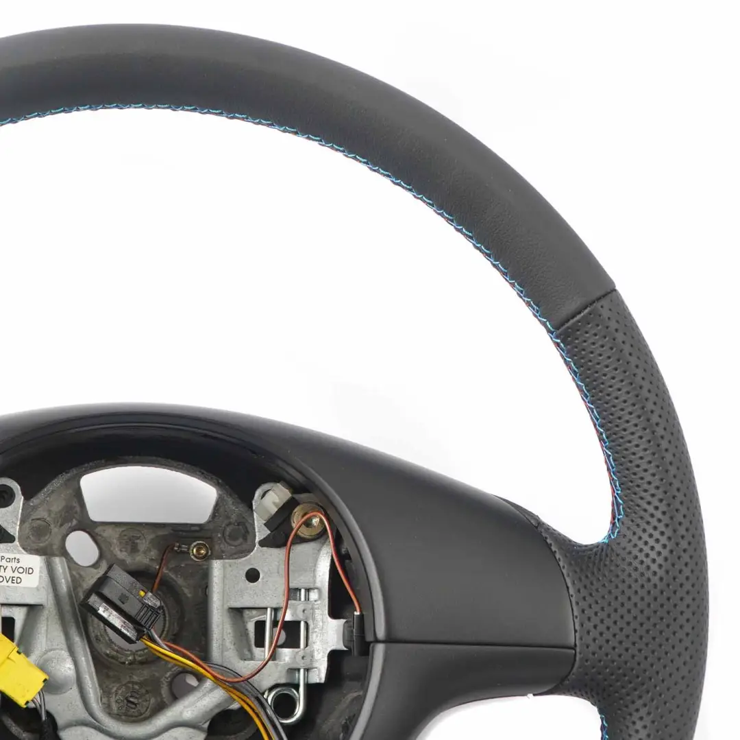 NUOVO Volante sportivo in pelle nera filettatura tricolore M per BMW E46 con numero di parte 6770416 BMW E46 NUOVO Volante sportivo in pelle nera filettatura tricolore M - SKU 6770416-1 - Numero di parte 6770416