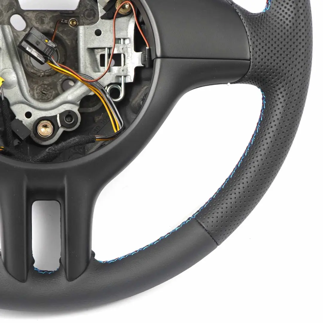NUOVO Volante sportivo in pelle nera filettatura tricolore M per BMW E46 con numero di parte 6770416 BMW E46 NUOVO Volante sportivo in pelle nera filettatura tricolore M - SKU 6770416-1 - Numero di parte 6770416