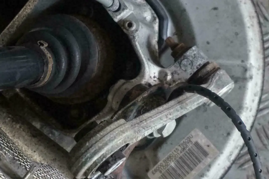 BMW E60 525i N52 Trasero Izquierdo Cubo Pierna Portador Pinza De Disco De Freno - SKU 6770905-10 - Número de pieza 6770905
