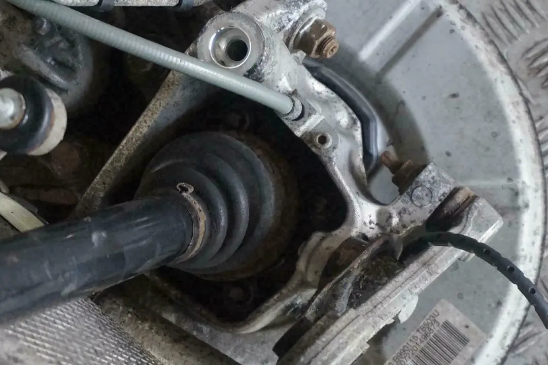 BMW E60 525i N52 Trasero Izquierdo Cubo Pierna Portador Pinza De Disco De Freno - SKU 6770905-10 - Número de pieza 6770905