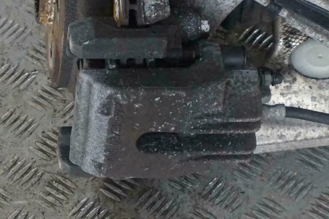 N52 Trasero Izquierdo Cubo Pierna Portador Pinza De Disco De Freno para BMW E60 525i con número de pieza 6770905 BMW E60 525i N52 Trasero Izquierdo Cubo Pierna Portador Pinza De Disco De Freno - SKU 6770905-10 - Número de pieza 6770905