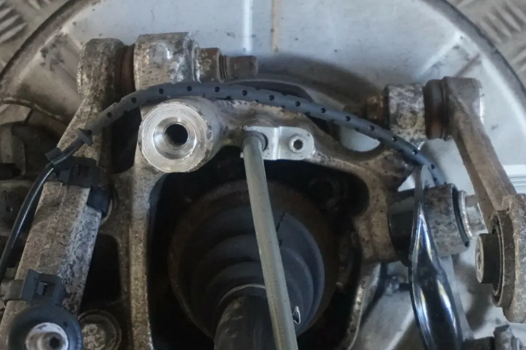 N47 Noga Zawieszenie Wspornik Półoś Koła Lewy Tył do BMW E60 520D o numerze 6770905 BMW E60 520D N47 Noga Zawieszenie Wspornik Półoś Koła Lewy Tył - SKU 6770905-4 - Numer Części 6770905