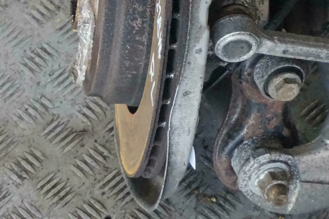 N52 Trasero Derecho Cubo Pierna Portador Pinza De Disco De Freno para BMW E60 525i con número de pieza 6770906 BMW E60 525i N52 Trasero Derecho Cubo Pierna Portador Pinza De Disco De Freno - SKU 6770906-10 - Número de pieza 6770906