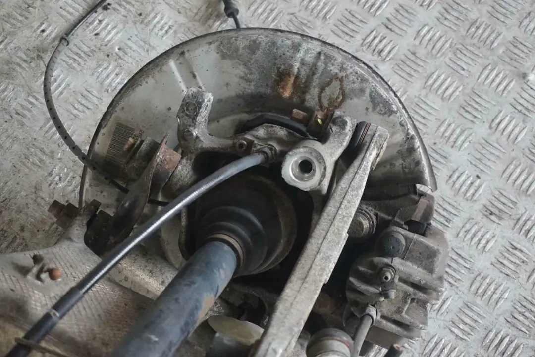 M57N Rear Right O/S Hub Leg Carrier Brake Disc Caliper to BMW 5 E60 530d with Part number 6770906 BMW 5 E60 530d M57N Rear Right O/S Hub Leg Carrier Brake Disc Caliper - SKU 6770906-13 - Part number 6770906