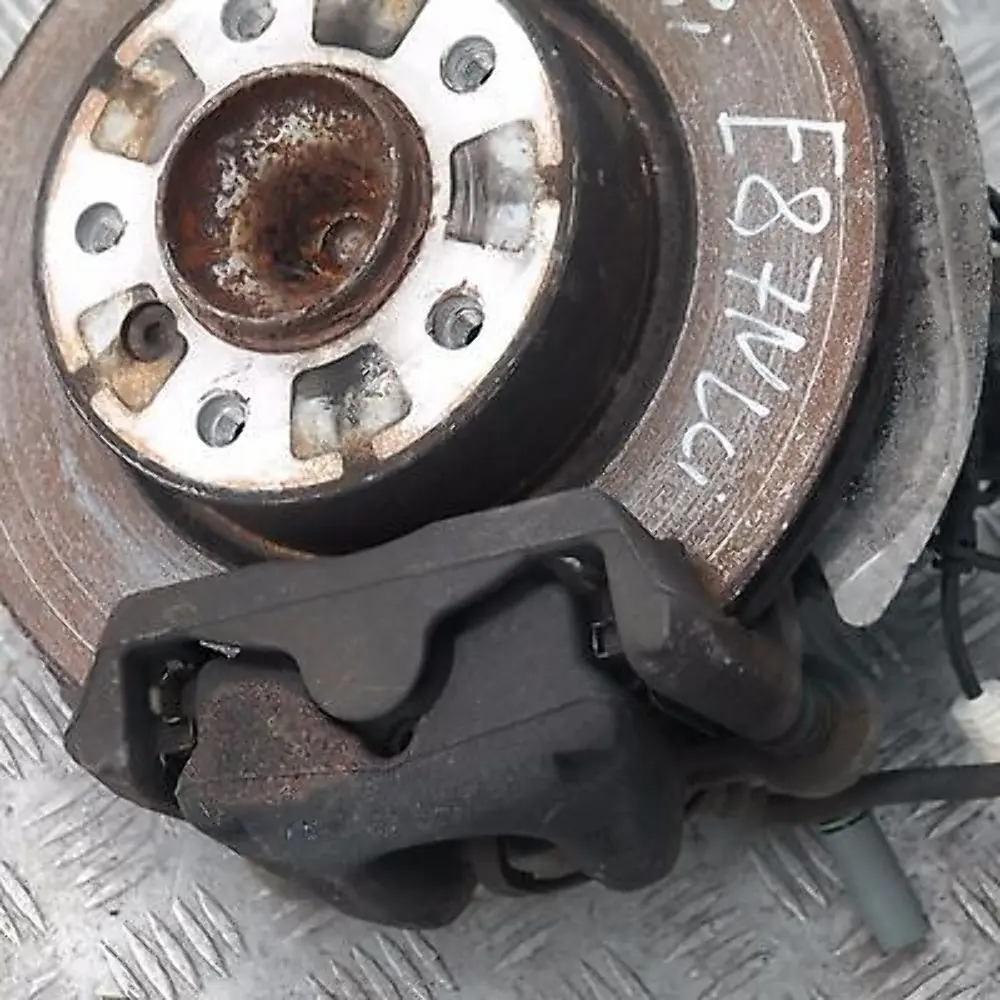 Delantero Izquierdo Muelle Strut Freno Suspension Pata Buje BMW E87 LCI 118i - SKU 6771553-2 - Número de pieza 31316771553