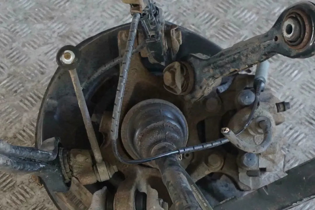 N47 L'Arbre De Sortie Pivotement Arriere Gauche pour BMW 1 Serie E87 LCI 118d à propos du numéro de pièce 6774809 BMW 1 Serie E87 LCI 118d N47 L'Arbre De Sortie Pivotement Arriere Gauche - SKU 6774809-19 - Numéro de pièce 6774809