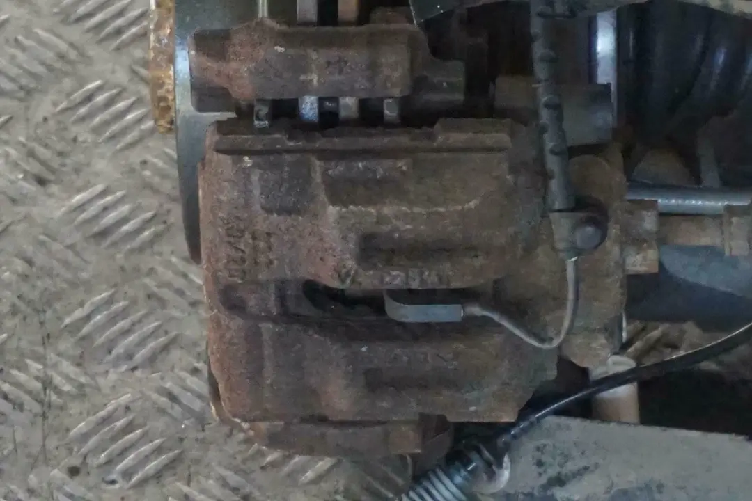 BMW E87N 118d N47 Zwrotnica Amortyzator Prawy Tył - SKU 6774810-17 - Numer Części 6774810