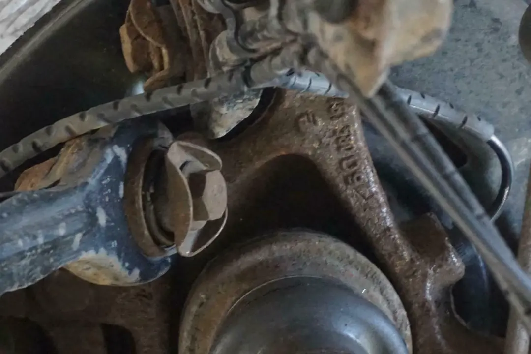 BMW E87N 118d N47 Zwrotnica Amortyzator Prawy Tył - SKU 6774810-17 - Numer Części 6774810