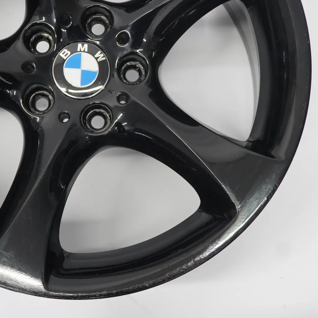 Cerchio posteriore nero lega 19" Stella Raggi 230 9J per BMW E90 E91 E92 con numero di parte 6779659 BMW E90 E91 E92 Cerchio posteriore nero lega 19" Stella Raggi 230 9J - SKU 6779659-4 - Numero di parte 6779659