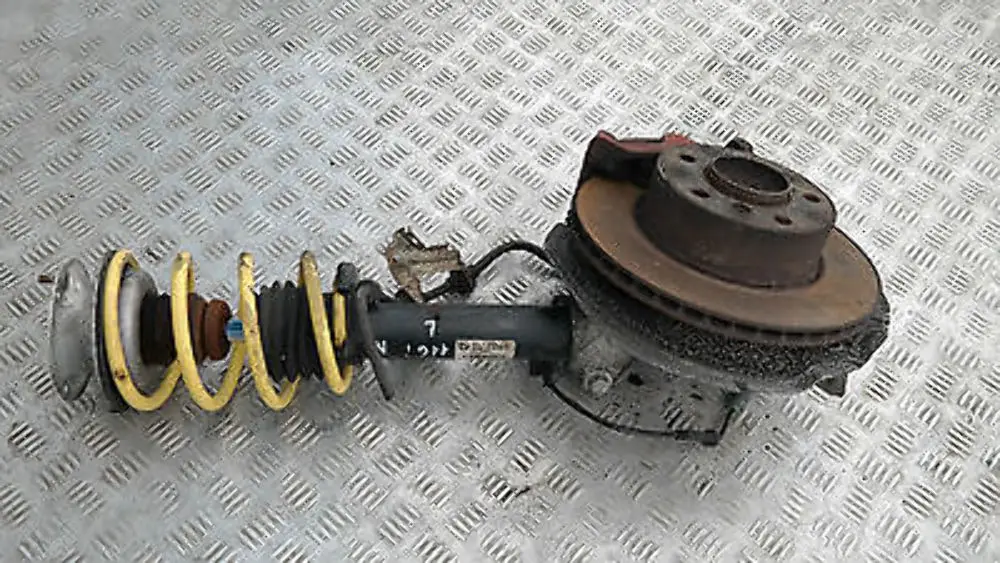 BMW E87N 116i avant Gauche Printemps Suspension Freins Leg Hub Axle - SKU 6786017-5 - Numéro de pièce 31316786017