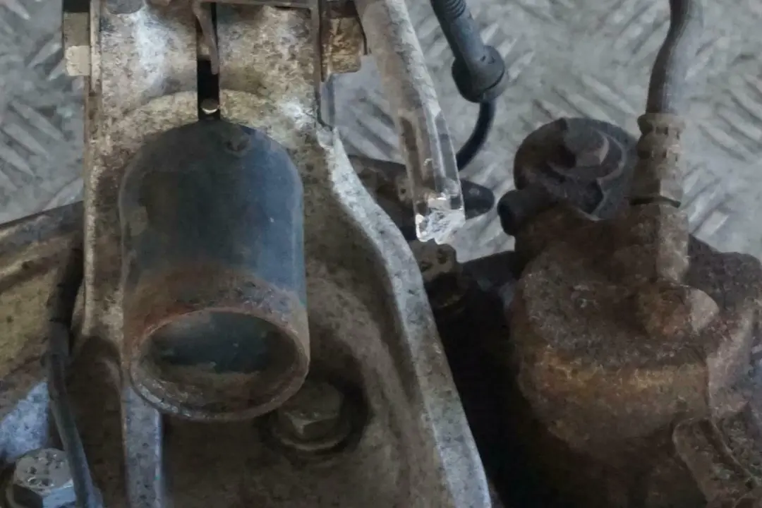 BMW E87 LCI 118d N47 Delantero Derecho Muelle Strut Freno Suspension Pata Buje - SKU 6786018-4 - Número de pieza 6786018
