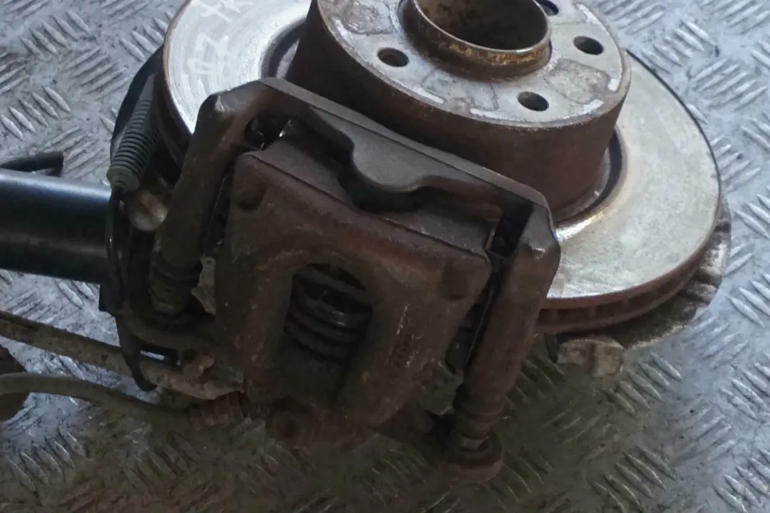 BMW E87 LCI 118d N47 Delantero Derecho Muelle Strut Freno Suspension Pata Buje - SKU 6786018-4 - Número de pieza 6786018