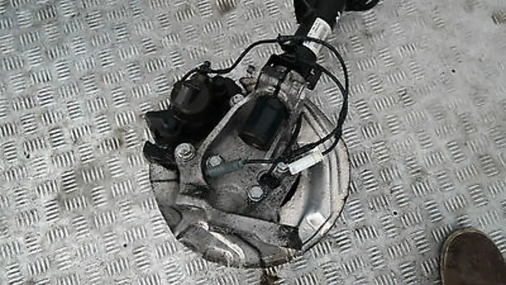 BMW E81 120i N43 LEFT FRONT SPRING STRUT HUB LEG BRAKE COMPLETE SUSPENSION N/S - SKU 6786021-2 - Part number 31316786021