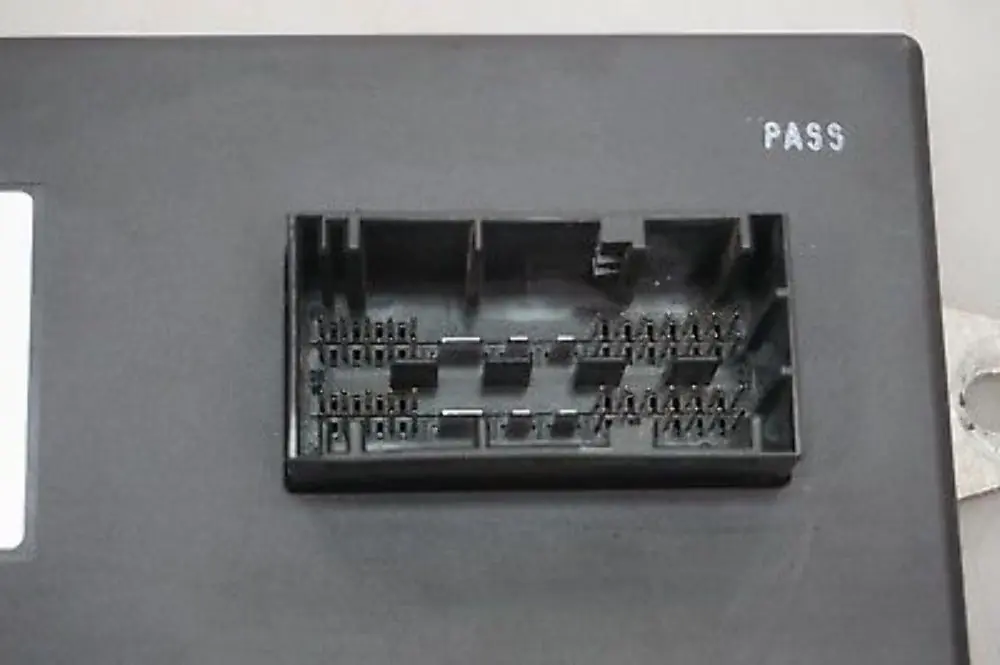 Control Unit Dynamic Drive Front Axle Suspension to BMW 5 7 Series E60 E65 with Part number 6786139 BMW 5 7 Series E60 E65 Control Unit Dynamic Drive Front Axle Suspension - SKU 6786139 - Part number 6786139