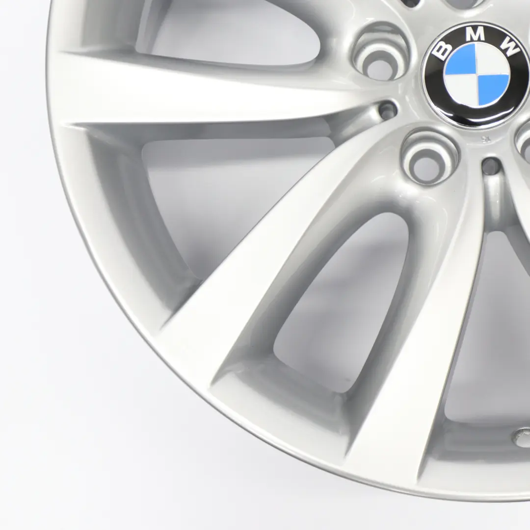 Cerchio anteriore lega argento 19" 8,5J ET:33 V raggi 331 per BMW F10 F11 con numero di parte 6790178 BMW F10 F11 Cerchio anteriore lega argento 19" 8,5J ET:33 V raggi 331 - SKU 6790178 - Numero di parte 6790178