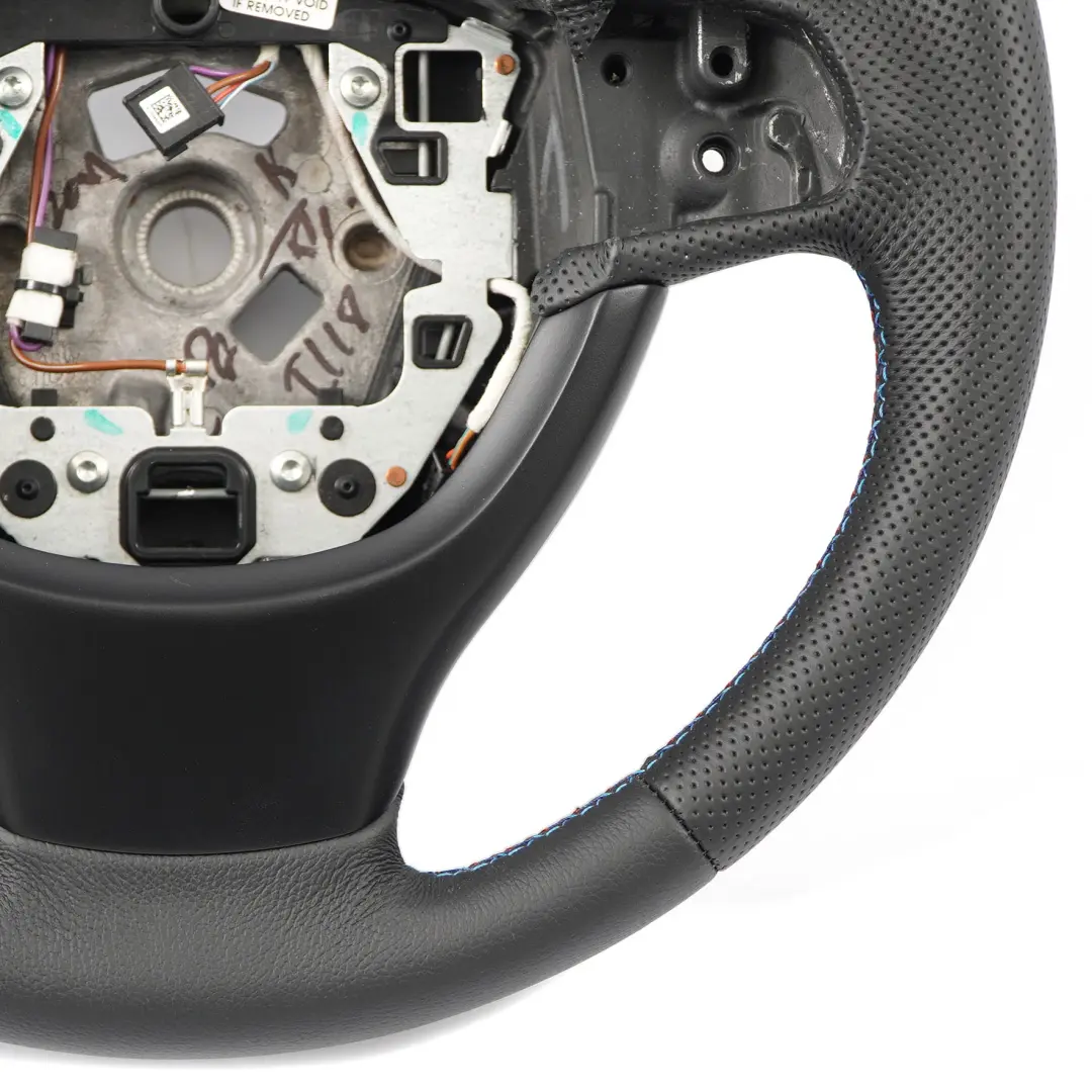 NUOVO Volante in pelle nera filettature M-tricolore per BMW F01 F02 F07 GT F10 F11 con numero di parte 6790886 BMW F01 F02 F07 GT F10 F11 NUOVO Volante in pelle nera filettature M-tricolore - SKU 6790886-2 - Numero di parte 6790886