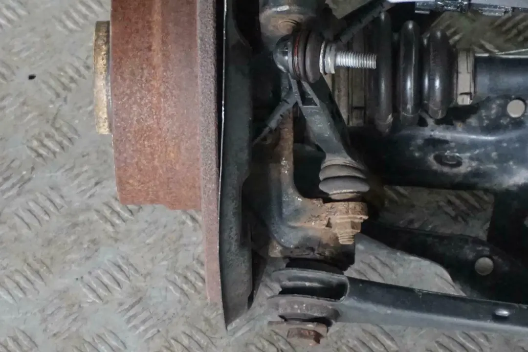 BMW F21 116d N47N Zwrotnica Półoś Lewy Tył - SKU 6792515-6 - Numer Części 6792515