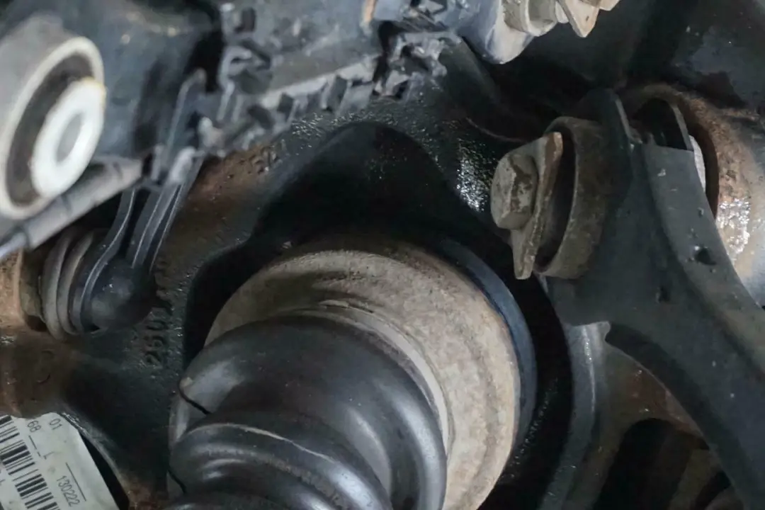 BMW F21 116d N47N Zwrotnica Półoś Lewy Tył - SKU 6792515-6 - Numer Części 6792515