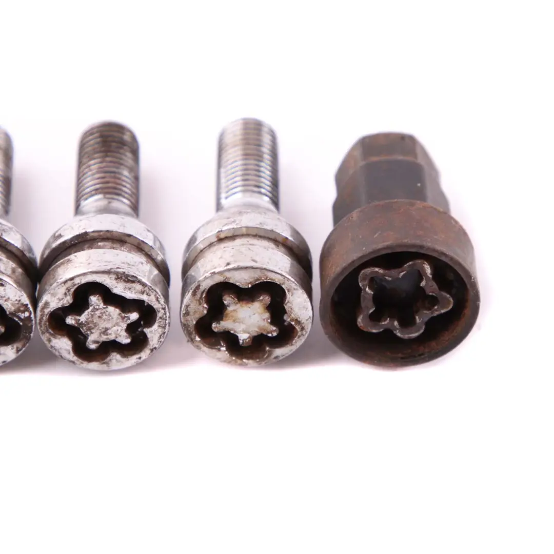 BMW E60 E61 E81 E87 E90 Śruba Koła Czarna Z Kluczykiem 6792849 - SKU 6792849-3 - Numer Części 2453959