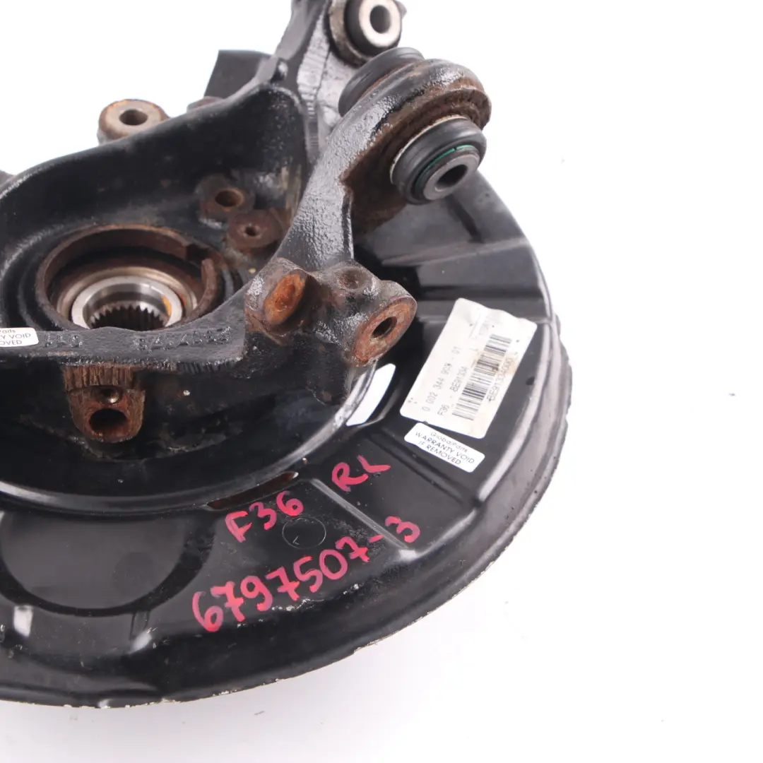 BMW F32 F36 Zwrotnica Piasta Koła Osłona Tylna Lewa - SKU 6797507-3 - Numer Części 6797507