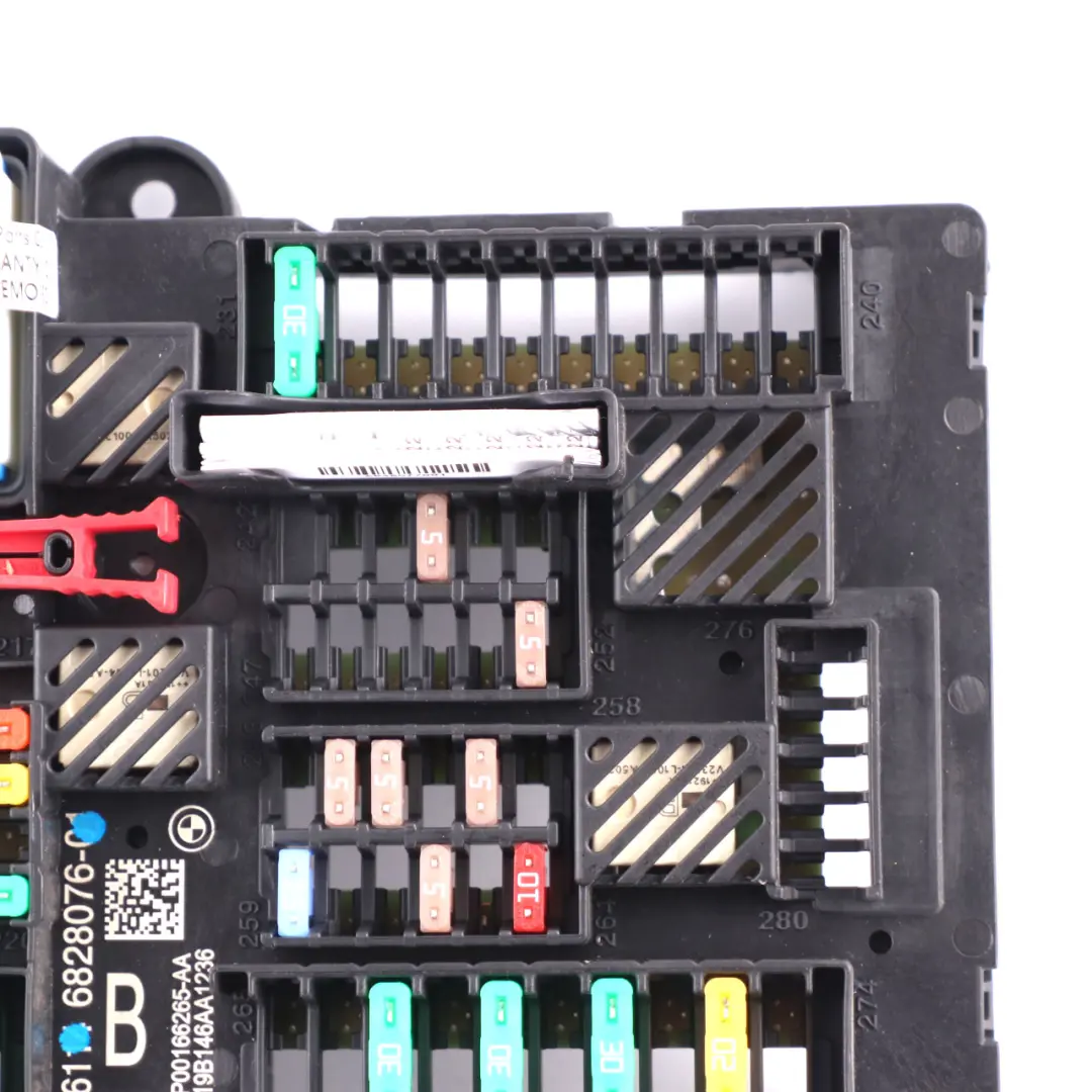 BMW X3 G01 Caja de relés de fusibles Unidad de control ECU 8795477 - SKU 6828076 - Número de pieza 6828076