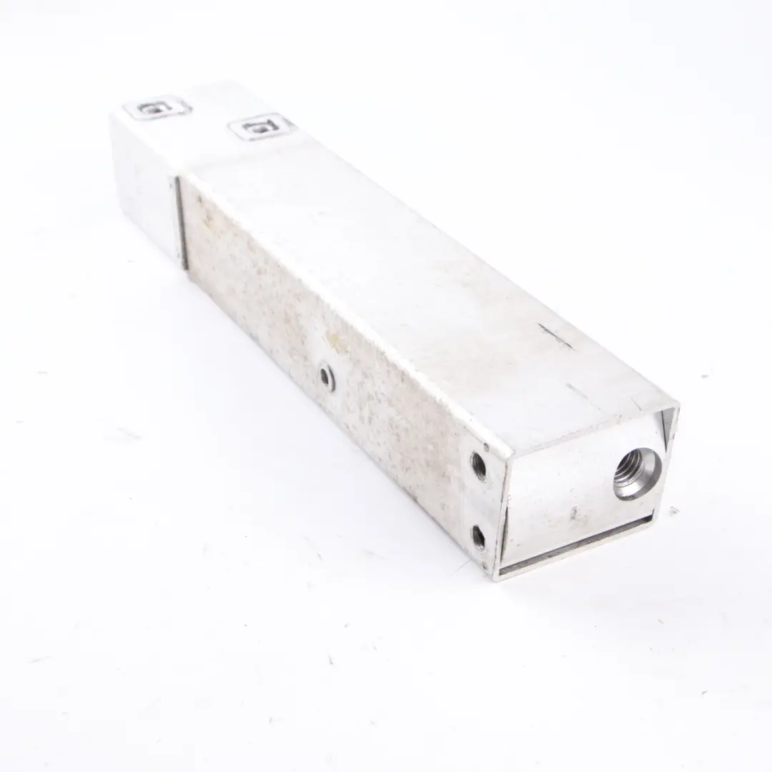 Refuerzo Parachoques Trasero Derecho Portabarras trasero derecho para BMW i3 I01 con número de pieza 6852704 BMW i3 I01 Refuerzo Parachoques Trasero Derecho Portabarras trasero derecho - SKU 6852704 - Número de pieza 6852704