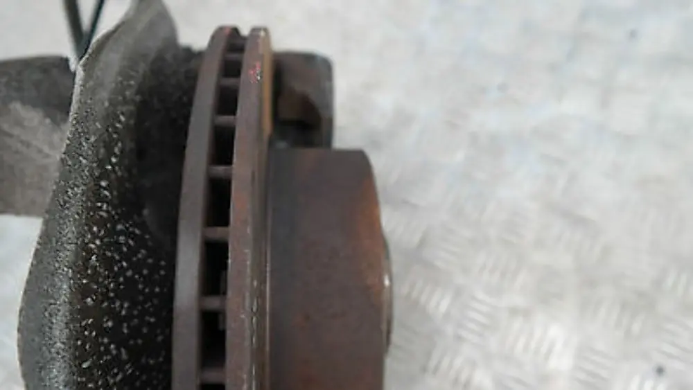 BMW 1 E81 E87 E87N Set Bremsscheibe belüftet Bremssattelgehäuse links - SKU 6854996 - Teilenummer 34116854996