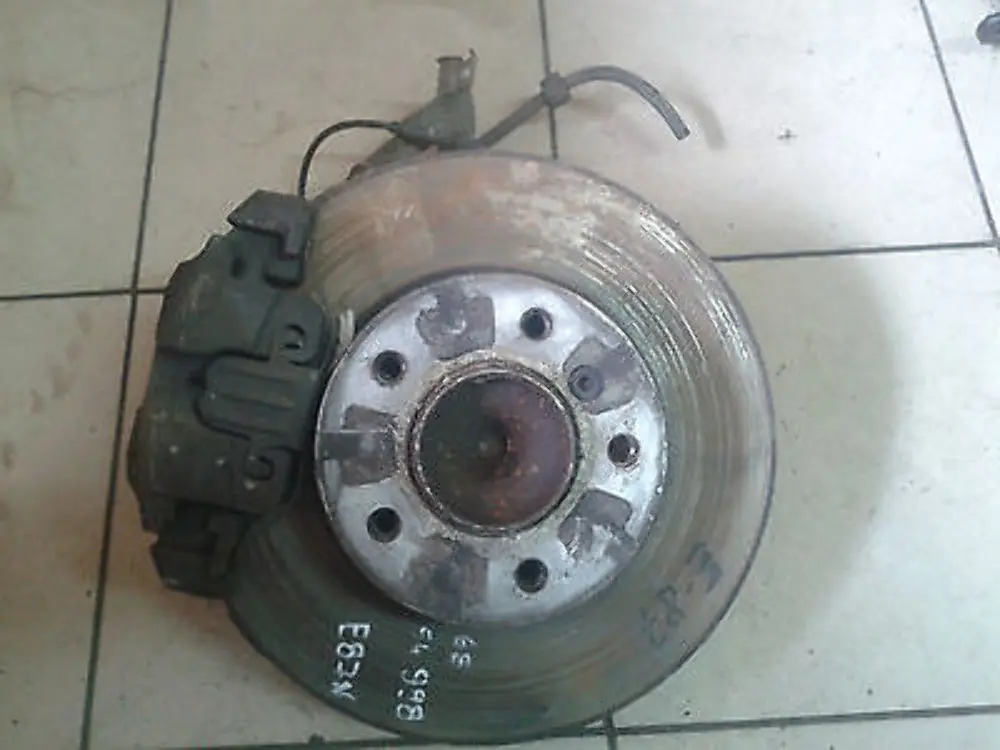 Set Bremsscheibe Bremssattelgehäuse recht Schwenklager für BMW 1 3 E87 E90 mit Teilenummer 34116854998 BMW 1 3 E87 E90 Set Bremsscheibe Bremssattelgehäuse recht Schwenklager - SKU 6854998 - Teilenummer 34116854998