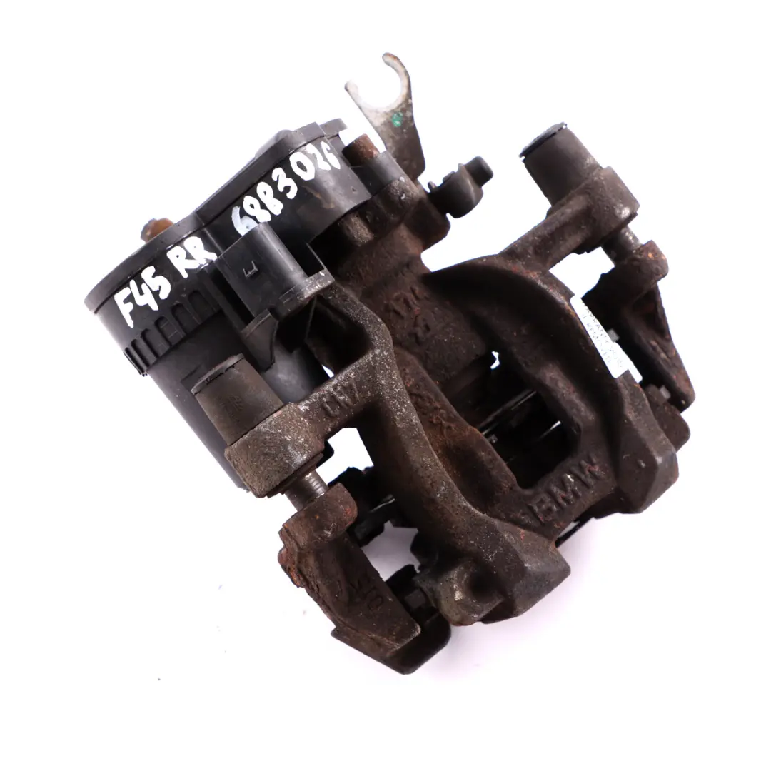 Alloggiamento Pinza Freno Posteriore Destro per BMW F40 F45 F48 Mini F54 F60 con numero di parte 6883026 BMW F40 F45 F48 Mini F54 F60 Alloggiamento Pinza Freno Posteriore Destro - SKU 6883026 - Numero di parte 6883026
