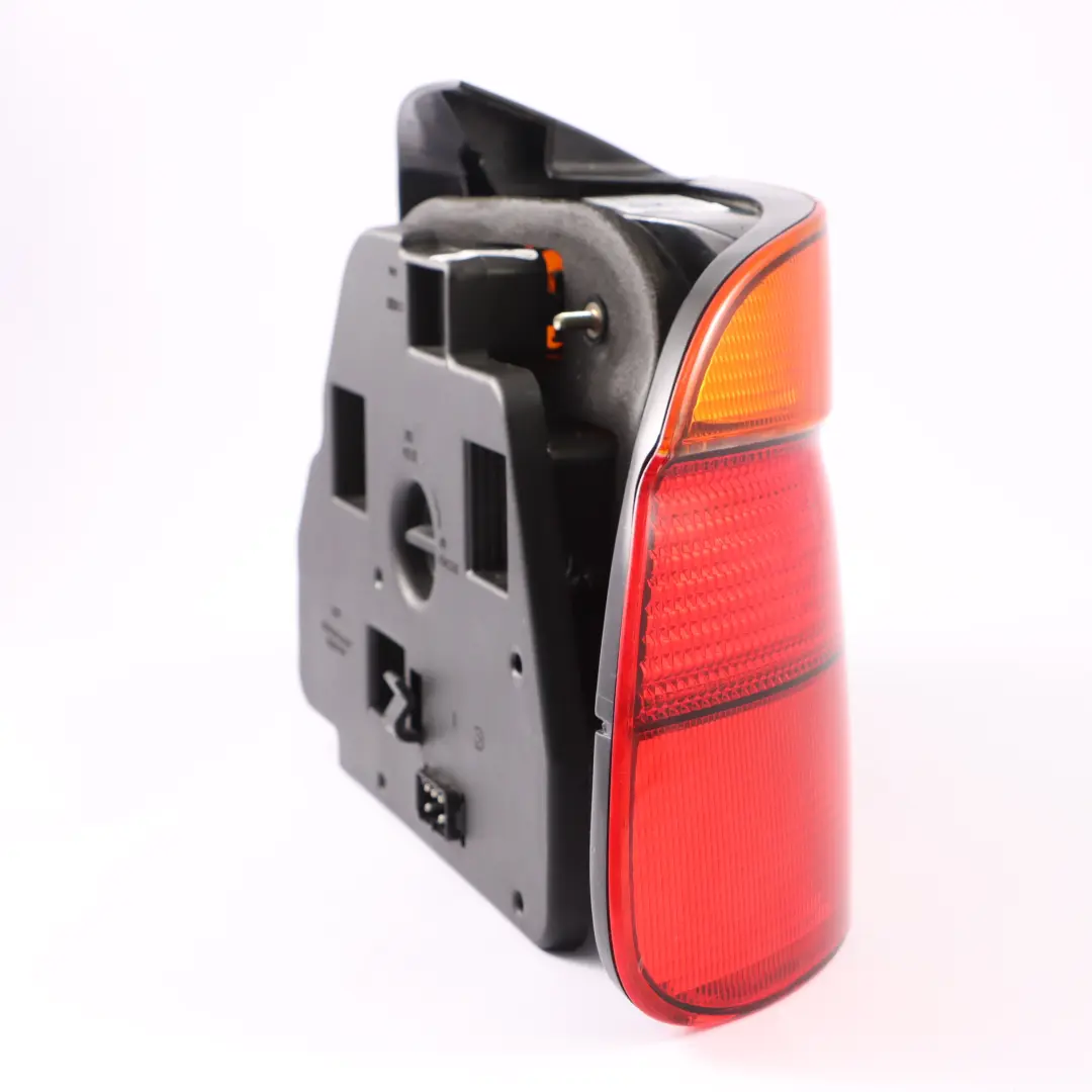 Fanale posteriore sinistro Pannello laterale per BMW E39 Berlina con numero di parte 6912423 BMW E39 Berlina Fanale posteriore sinistro Pannello laterale - SKU 6912423 - Numero di parte 6912423
