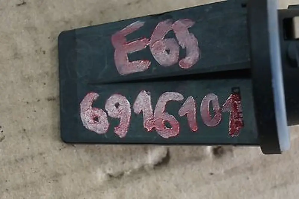 Portalampada Indicatore Di Direzione BMW E53 E65 E66 E67 per con numero di parte 63126916101 Portalampada Indicatore Di Direzione BMW E53 E65 E66 E67 - SKU 6916101 - Numero di parte 63126916101