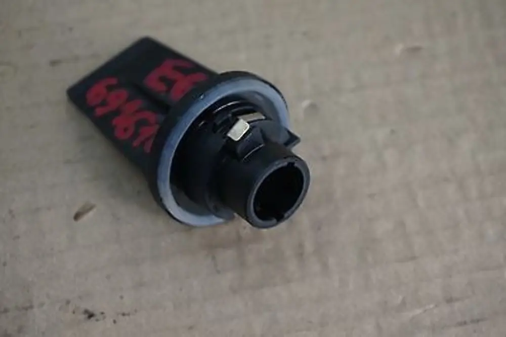 Gniazdo Żarówki Kierunkowskazu do BMW X5 E53 E65 E66 E67 o numerze 63126916101 BMW X5 E53 E65 E66 E67 Gniazdo Żarówki Kierunkowskazu - SKU 6916101 - Numer Części 63126916101