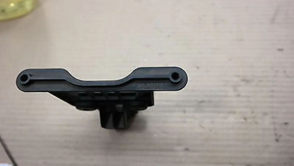 Staffa Copertura Valvola Acqua Riscaldamento per BMW X5 E53 E60 E61 E63 con numero di parte 6920226 BMW X5 E53 E60 E61 E63 Staffa Copertura Valvola Acqua Riscaldamento - SKU 6920226-2 - Numero di parte 6920226