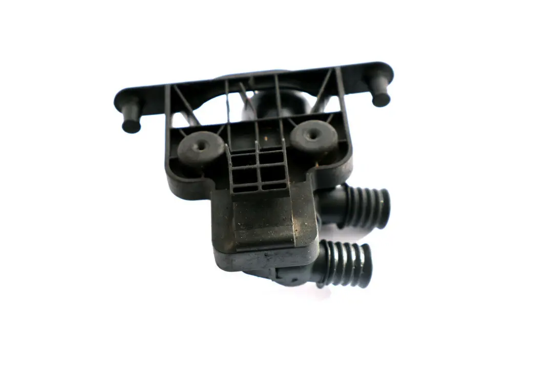 BMW E60 E61 E63 M6 Radiador Calentador Valvula De Agua - SKU 6920226 - Número de pieza 64116920226