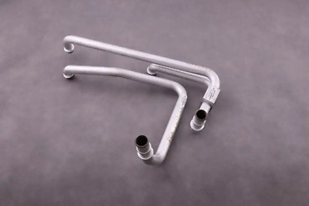 Nagrzewnica rurki przewody rury rura do BMW E60 E61 o numerze 6922603 BMW E60 E61 Nagrzewnica rurki przewody rury rura - SKU 6922603 - Numer Części 6922603