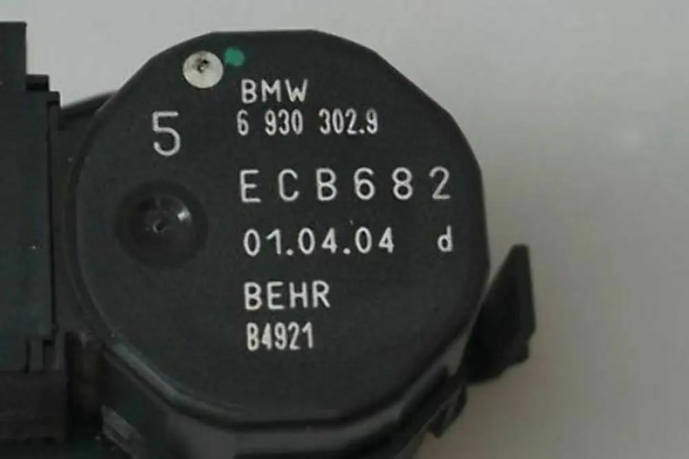 Stellantrieb Belüftung Motorheizung rechts 6942988 für BMW 5 6 er E60 E61 E63 E64 mit Teilenummer 6930302 BMW 5 6 er E60 E61 E63 E64 Stellantrieb Belüftung Motorheizung rechts 6942988 - SKU 6930302 - Teilenummer 6930302