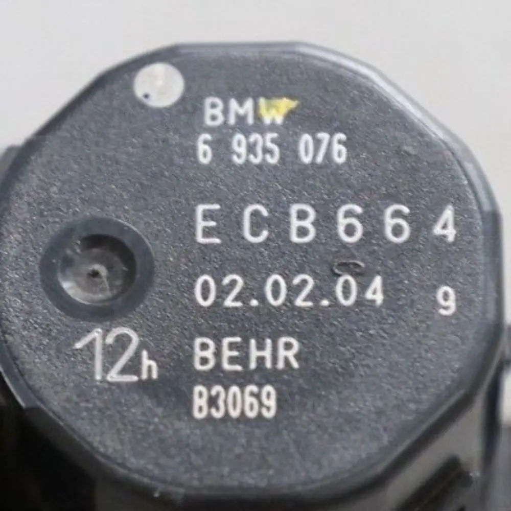 Right Warm Air Flap 12h Actuator O/S to BMW 7 Series E65 E66 E67 with Part number 6935076 BMW 7 Series E65 E66 E67 Right Warm Air Flap 12h Actuator O/S - SKU 6935076 - Part number 6935076