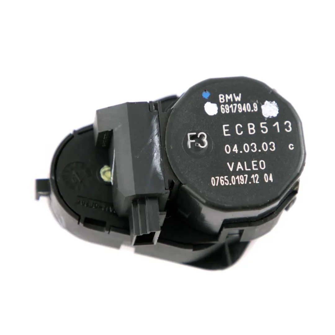 Calentador Actuador Foot Room Flap Control Calor Solenoide para BMW E39 E53 con número de pieza 6935440 BMW E39 E53 Calentador Actuador Foot Room Flap Control Calor Solenoide - SKU 6935440 - Número de pieza 6935440