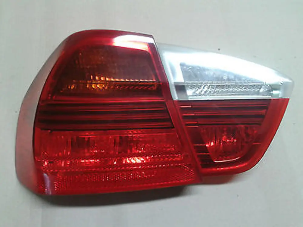 Luz Trasera Izquierda Panel Lateral Tapa Maletero Completa para BMW Serie 3 e90 con número de pieza 63216937459 BMW Serie 3 e90 Luz Trasera Izquierda Panel Lateral Tapa Maletero Completa - SKU 6937459-1 - Número de pieza 63216937459