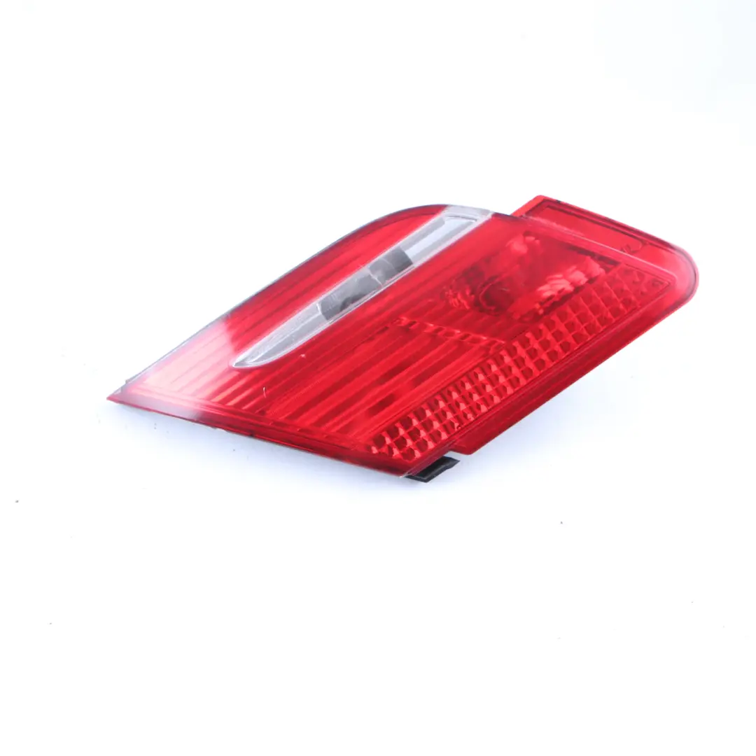 Lampa Lewa Tył Klapy Bagażnika do BMW E65 o numerze 6938517 BMW E65 Lampa Lewa Tył Klapy Bagażnika - SKU 6938517-1 - Numer Części 6938517