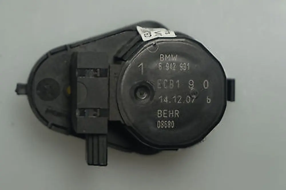 BMW 5 6 Series E60 E61 E63 Fresh Air Recirculation Left Positioning Drive N/S - SKU 6942991 - Part number 6930298