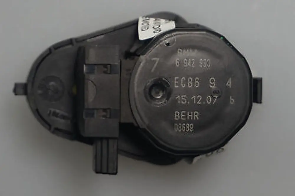 BMW 5 6 er E60 E61 E63 E64 Stellantrieb Fussraumklappe links - SKU 6942993 - Teilenummer 6942993