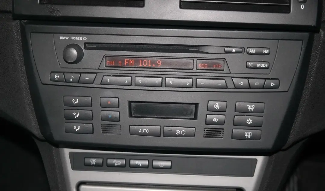 Lettore CD Radio Business 6512 per BMW X3 Z4 Serie E83 E85 E86 con numero di parte 6943437 BMW X3 Z4 Serie E83 E85 E86 Lettore CD Radio Business 6512 - SKU 6943437 - Numero di parte 6943437