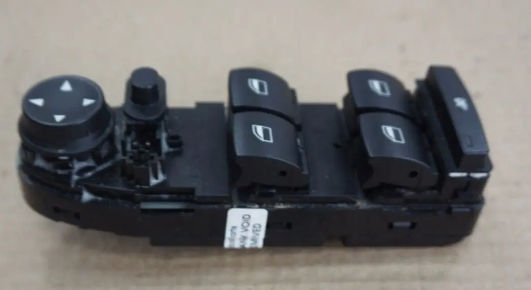 Interruttore alzacristalli lato guida destro per BMW E87N con numero di parte 6952054 BMW E87N Interruttore alzacristalli lato guida destro - SKU 6952054 - Numero di parte 6952054