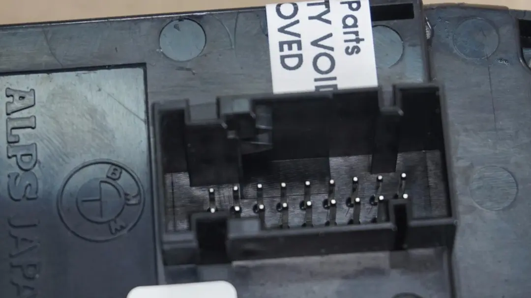 Interruptor Elevalunas Lado Conductor Derecho para BMW E87N con número de pieza 6952054 BMW E87N Interruptor Elevalunas Lado Conductor Derecho - SKU 6952054 - Número de pieza 6952054