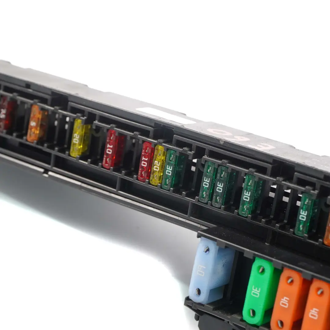 Caja De Fusibles De Distribución Eléctrica para BMW E60 E61 E63 con número de pieza 61146957330 BMW E60 E61 E63 Caja De Fusibles De Distribución Eléctrica - SKU 6957330 - Número de pieza 61146957330